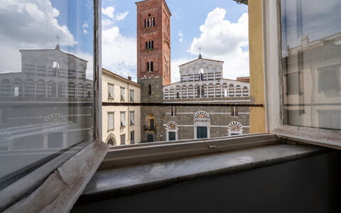 Lucca Old Town Apartment - Lucca, Toscana: Nube, Cielo, Edificio, Ventana, Pared, Diseño Urbano, Condominio, Ciudad, Mañana