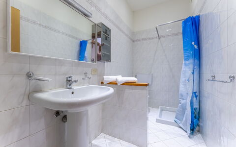 Casa Verdi,near The Beach - Viareggio, Toscana: Grifo, Espejo, Lavabo, Arreglo De Tubería, Lavabo Del Baño, Azul, Púrpura, Baño, Diseño De Interiores, Edificio
