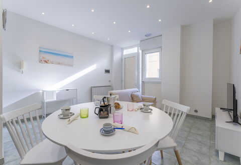 Casa Verdi,near The Beach - Viareggio, Toscana: Mesa, Mueble, Propiedad, Silla, Vajilla, Sofá, Edificio, Diseño De Interiores, Cocina Y Comedor Mesa, Casa