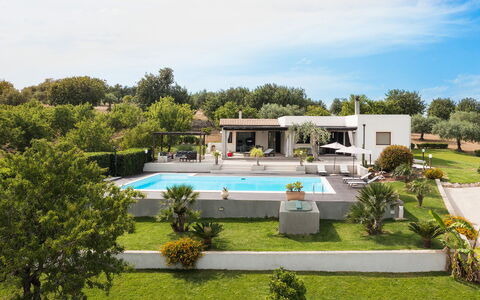 Casa Cortese - Noto, Sicilia: Planta, Cielo, Nube, Agua, Piscina, Árbol, Hierba, Ocio, Diseño Urbano, Paisaje