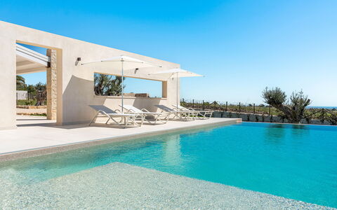 Villa Argento - Rosolini, Sicilia: Agua, Cielo, Planta, Azul, Piscina, Azur, Sombra, Árbol, Edificio, Material Compuesto