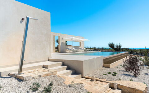 Villa Argento - Rosolini, Sicilia: Cielo, Planta, Sombra, Material Compuesto, Fachada, Paisaje, Hormigón, Klippe, Diseño Urbano, Árbol