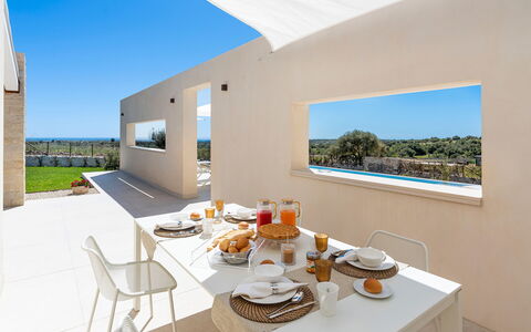 Villa Argento - Rosolini, Sicilia: Mesa, Mueble, Propiedad, Cielo, Vajilla, Comida, Edificio, Silla, Sombra, Ventana