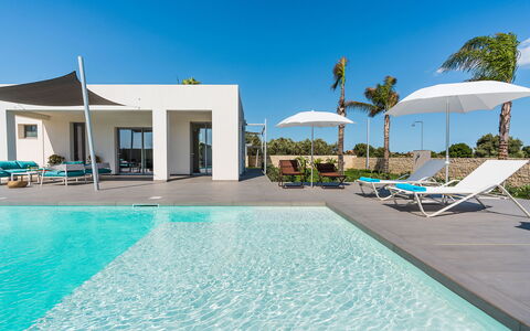 Villa Le Palme - Noto, Sicilia: Agua, Cielo, Propiedad, Planta, Piscina, Azur, Azul, Edificio, Mueble Para Exteriores, Sombra