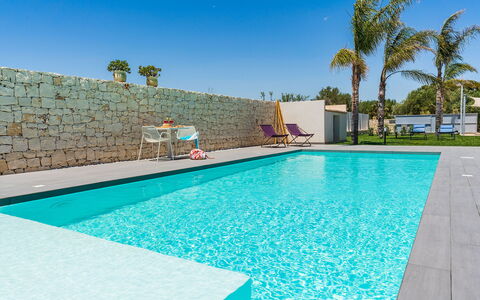 Villa Le Palme - Noto, Sicilia: Agua, Planta, Cielo, Propiedad, Tiempo De Día, Piscina, Azur, Edificio, Árbol, Cuerpo De Agua