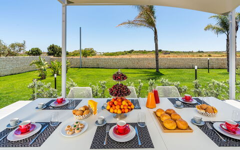 Villa Le Palme - Noto, Sicilia: Comida, Planta, Vajilla, Propiedad, Mesa, Cielo, Árbol, Vajilla, Plato, Manteles