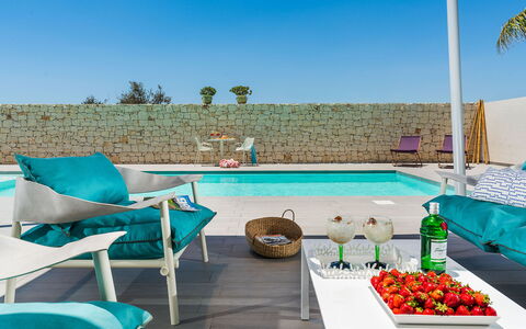 Villa Le Palme - Noto, Sicilia: Propiedad, Mueble, Planta, Cielo, Agua, Azul, Azur, Piscina, Mesa, Mueble Para Exteriores