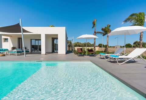 Villa Le Palme - Noto, Sicilia: Agua, Cielo, Propiedad, Planta, Piscina, Azur, Azul, Edificio, Mueble Para Exteriores, Sombra