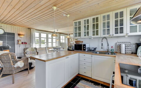 Heilo - from the Sea: Cocina, Madera, Mueble, Piso, Diseño De Interiores, Mostrador, Techo, Gabinetes, Suelo, Casa