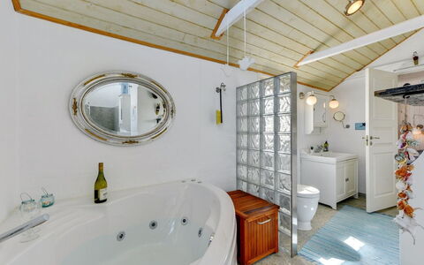 Heilo - from the Sea: Arreglo De Tubería, Diseño De Interiores, Techo, Baño, Encendiendo, Lámpara, Plomería, Piso, Casa, Suelo