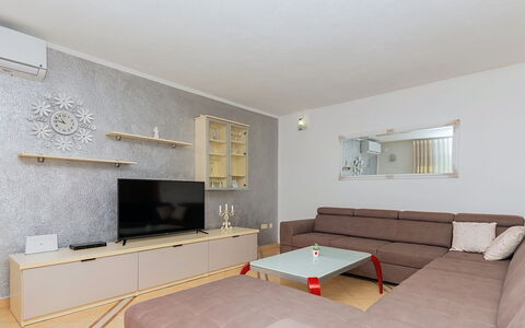 Secret Gem: Mueble, Piso, Diseño De Interiores, Suelo, Sofá, Madera, Televisión, Sala, Techo, Habitación