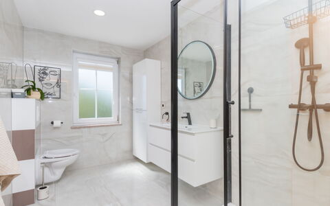 Secret Gem: Piso, Arreglo De Tubería, Diseño De Interiores, Suelo, Baño, Plomería, Grifo, Habitación, Mueble De Baño, Techo