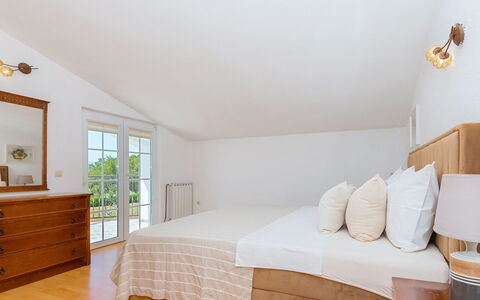 Secret Gem: Mueble, Cama, Diseño De Interiores, Habitación, Suelo, Piso, Madera, Techo, Lecho, Habitación