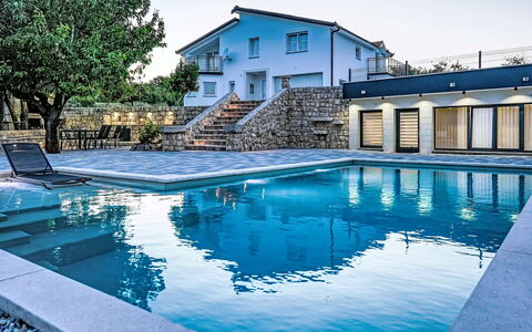 Secret Gem: Azul, Piscina, Agua, Recurso, Material Compuesto, Fuente De Agua, Inmuebles, Eco Hotel, Sombra, Villa