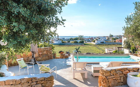 Villa Trullo - Torricella, Puglia: Agua, Planta, Cielo, Mueble, Nube, Mesa, Silla, Piscina, Mueble Para Exteriores, Ocio