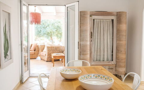 Villa Trullo - Torricella, Puglia: Mueble, Silla, Madera, Naranja, Diseño De Interiores, Sombra, Comodidad, Sala, Suelo
