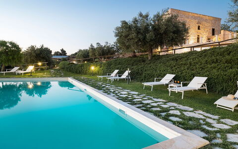 Casapietra - Scicli, Sicilia: Agua, Cielo, Planta, Propiedad, Mueble, Piscina, Edificio, Azur, Árbol, Arquitectura
