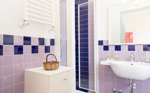 Angelico: Propiedad, Blanco, Púrpura, Arreglo De Tubería, Azul, Azur, Baño, Rectángulo, Diseño De Interiores, Suelo