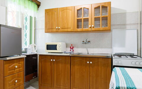 Stella: Gabinetes, Mostrador, Mueble, Propiedad, Fregadero, Edificio, Lavabo, Cocina, Cajón, Madera