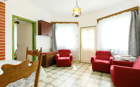 Stella: Edificio, Ventana, Madera, Comodidad, Sombra, Silla, Casa, Piso, Suelo, Persiana De La Ventana