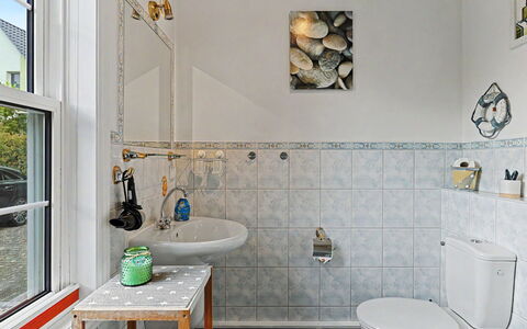 Zinnowitz 604: Pared, Piso, Arreglo De Tubería, Baño, Diseño De Interiores, Suelo, Loseta, Plomería, Grifo, Lavabo