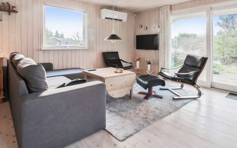 Jakko - 2.6Km from the Sea: Madera, Mueble, Piso, Diseño De Interiores, Casa, Techo, Sala, Suelo, Sofá, Habitación