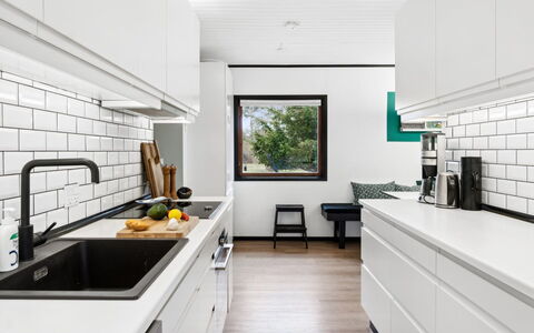 Janna - 1.4Km from the Sea: Cocina, Mostrador, Aparato De Cocina, Diseño De Interiores, Piso, Madera, Gabinetes, Electrodoméstico, Mueble, Electrodoméstico