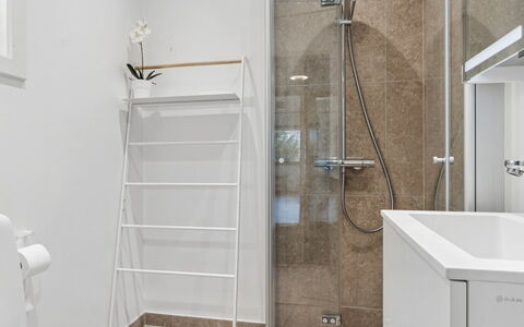 Janna - 1.4Km from the Sea: Piso, Pared, Diseño De Interiores, Suelo, Arreglo De Tubería, Baño, Techo, Habitación, Plomería, Ducha