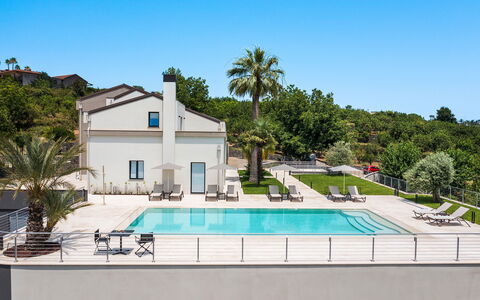 Villa Decoro - Mascali, Sicilia: Cielo, Agua, Planta, Propiedad, Edificio, Piscina, Azur, Árbol, Casa, Rectángulo