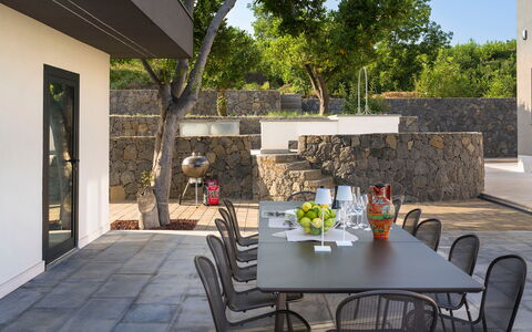 Villa Decoro - Mascali, Sicilia: Mesa, Mueble, Planta, Silla, Maceta, Árbol, Planta De Casa, Diseño De Interiores, Mesa Al Aire Libre, Mueble Para Exteriores