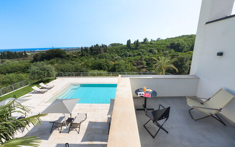 Villa Decoro - Mascali, Sicilia: Cielo, Mueble, Edificio, Mesa, Planta, Silla, Piscina, Agua, Mueble Para Exteriores, Sombra