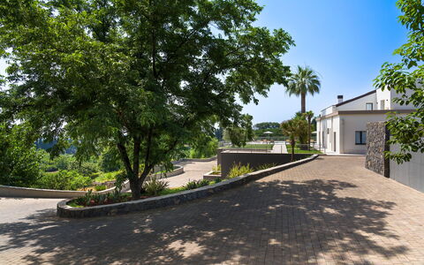 Villa Decoro - Mascali, Sicilia: Planta, Cielo, Edificio, Superficie De La Carretera, Árbol, Sombra, Asfalto, El Terreno Del Lote, Ventana, Diseño Urbano