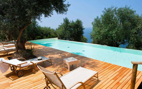 Pietramare - Castellabate, Campania: Mueble, Mesa, Propiedad, Edificio, Cielo, Piscina, Árbol, Sombra, Silla, Mueble Para Exteriores