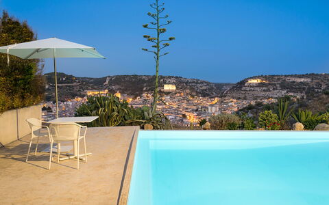 Casa Masseria - Scicli, Sicilia: Cielo, Propiedad, Planta, Agua, Azur, Naturaleza, Rectángulo, Mesa, Piscina, Sombra