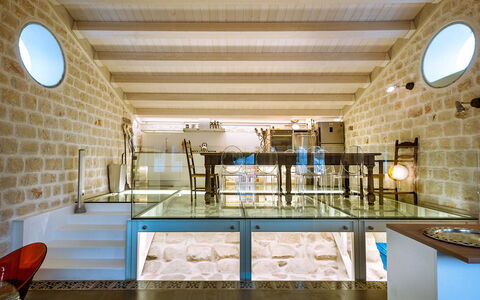 Casa Masseria - Scicli, Sicilia: Azur, Encendiendo, Mesa, Suelo, Agua, Piso, Silla, Edificio, Madera, Bienes Raíces