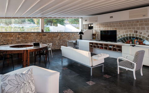 Casa Masseria - Scicli, Sicilia: Mesa, Propiedad, Mueble, Diseño De Interiores, Silla, Sofá, Suelo, Piso, Sala, Pared