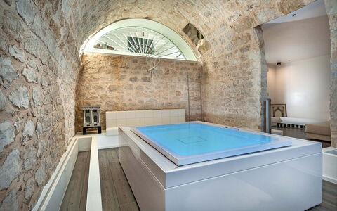 Casa Masseria - Scicli, Sicilia: Propiedad, Edificio, Ventana, Azur, Mesa, Madera, Piscina, Arquitectura, Diseño De Interiores, Suelo