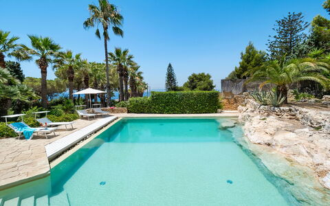 Villa Diamante - Siracusa, Sicilia: Agua, Planta, Cielo, Propiedad, Piscina, Árbol, Azur, Edificio, Ocio, Arecales