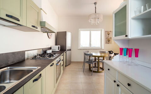 Villa Diamante - Siracusa, Sicilia: Fregadero, Gabinetes, Lavabo, Ventana, Mostrador, Madera, Cocina, Grifo, Diseño De Interiores, Estufa De Cocina