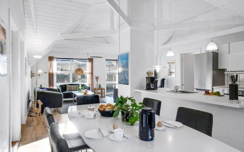 Malti - 1.3Km from the Sea: Techo, Mueble, Diseño De Interiores, Piso, Silla, Suelo, Casa, Cocina Y Comedor Mesa, Lámpara, Sala