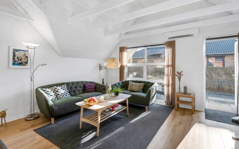 Malti - 1.3Km from the Sea: Mueble, Diseño De Interiores, Piso, Suelo, Sofá, Madera, Suelos De Madera, Techo, Sala, Habitación