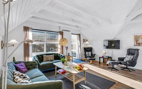 Malti - 1.3Km from the Sea: Mueble, Diseño De Interiores, Sofá, Piso, Madera, Techo, Sala, Suelo, Suelos De Madera, Habitación