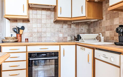 Saint-Jean-De-Luz 477: Cocina, Aparato De Cocina, Mostrador, Madera, Gabinetes, Electrodoméstico, Piso, Diseño De Interiores, Suelo, Cajón