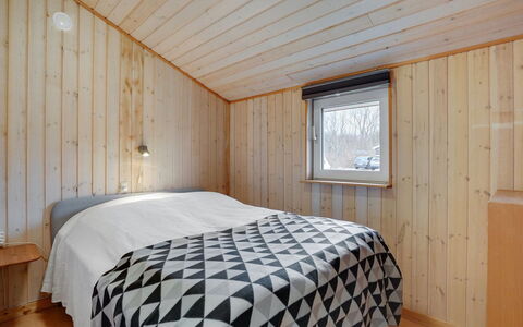 Alois - 31Km from the Sea: Madera, Techo, Diseño De Interiores, Habitación, Suelo, Habitación, Manchas De Madera, Madera Dura, Tablón, Cama