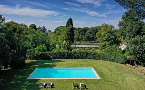 Torre Delle Cornacchie: Nube, Cielo, Planta, Propiedad, Árbol, Paisaje Natural, Piscina, El Terreno Del Lote, Hierba, Ocio