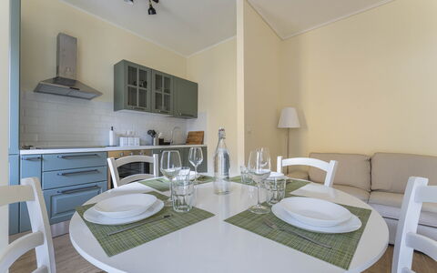 Spacious Apartment In Sori With Large Terrace - So: Mesa, Mueble, Propiedad, Vajilla, Silla, Mostrador, Gabinetes, Madera, Encendiendo, Vajilla