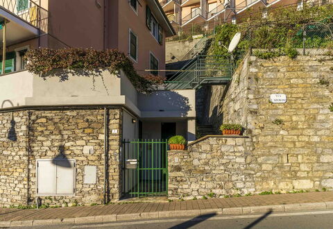 Spacious Apartment In Sori With Large Terrace - So: Ventana, Edificio, Planta, Superficie De La Carretera, Puerta, Asfalto, Madera, Diseño Urbano, Barrio Residencial, Fachada