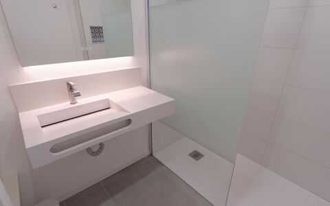 Atalaya Rio Verde: Pared, Diseño De Interiores, Arreglo De Tubería, Piso, Baño, Suelo, Plomería, Lavabo Del Baño, Material Compuesto, Grifo