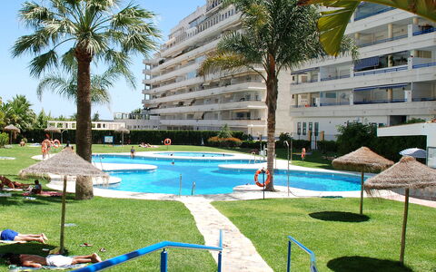 Las Terrazas: Planta, Edificio, Cielo, Tiempo De Día, Propiedad, Agua, Árbol, Ventana, Azur, Piscina