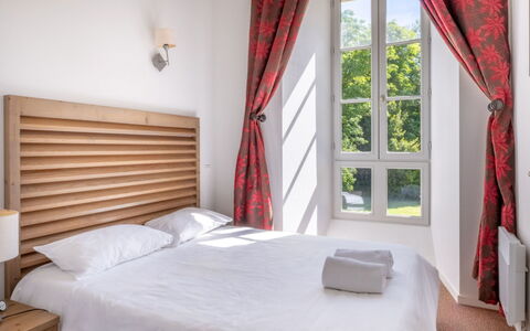 Erdeven 101: Mueble, Madera, Diseño De Interiores, Cama, Habitación, Almohada, Marco De La Cama, Lecho, Habitación, Cubiertas De Ventanas